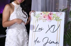 Jimena Luján Garcete Velázquez lució hermosa en su fiesta de quince años con un elegante vestido corto de líneas bien modernas.