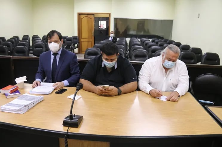El abogado Claudio Lovera junto a sus defendidos Óscar Rubén González Chaves y Óscar Alberto González Daher, procesados por lavado de dinero, enriquecimiento ilícito y declaración falsa.