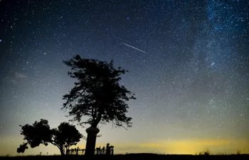 Mañana miércoles por la noche, cuando oscurezca, será el momento óptimo para observar la primera lluvia de estrellas de 2024: las cuadrántidas, que podrían alcanzar una tasa de actividad por encima de los 120 meteoros fugaces por hora y una velocidad de 41 kilómetros por segundo, informa el Observatorio Astronómico Nacional (OAN) de España.