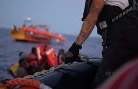 El barco de la ONG española Open Arms rescató este jueves a cerca de 117 migrantes en dos operaciones en el Mediterráneo Central.