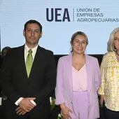 Raimundo Llano, presidente de la Unión de Empresas Agropecuarias (UEA); la ministra de Turismo, Angie Duarte y Kareen Petersen, vicepresidenta de la UEA.