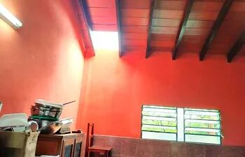 El boquete formado por malvivientes en el techo de la cocina de la escuela de la compañía Pintos de la ciudad de Acahay. Ingresaron por el agujero y hurtaron un horno eléctrico y seis paquetes de pollo.