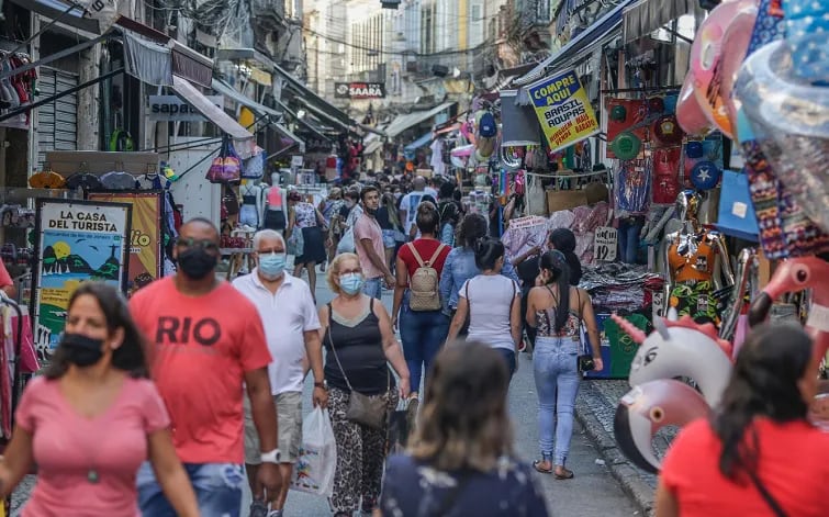 Público recorre un sector comercial en Río de Janeiro, que reabrió los bares, restaurantes y comercios después de diez días cerrados para contener el avance del patógeno. (EFE)