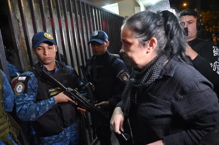 Yolanda Paredes senadora electa y esposa del excandidato presidencial Paraguayo Cubas llega a la agrupación especializada donde el político se encuentra detenido por perturbación a la paz pública.