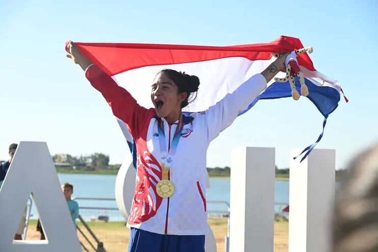 Agua Marina Espínola, ciclista paraguaya, festejando la medalla de oro en el contrarreloj de ciclismo de ruta.