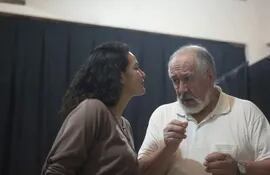 Aury Vera y Juan Ortega, durante uno de los  ensayos de la obra.