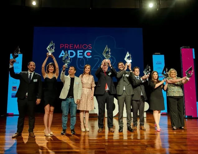 Los flamantes ganadores de los Premios ADEC 2022 celebran este importante reconocimiento.