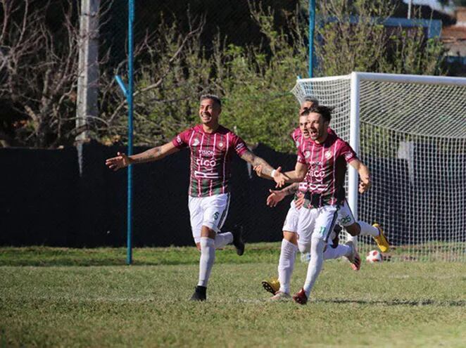 El festejo de los rojiverdes tras el gol de  Ramón Mancuello, en el triunfo de ayer sobre Presidente Hayes y punta en el torneo de la B.