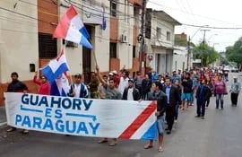 ayer-los-compatriotas-provenientes-de-guahory-realizaron-una-marcha-simbolica-en-el-microcentro-llegaron-tambien-frente-al-indert-donde-se-instalar-213805000000-1508448.jpg