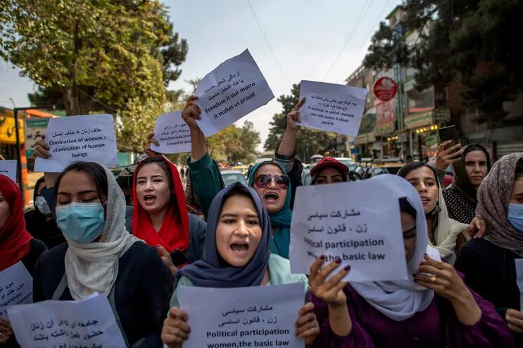 Mujeres afganas protestan en una manifestación exigiendo más derechos para las mujeres.