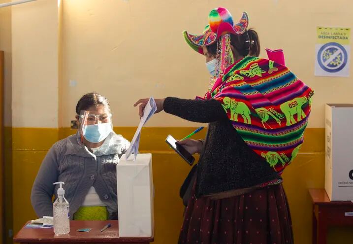 Una indígena Quechua deposita su voto en la villa rural de Capachica, en Puno.