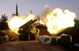 Una unidad israelí de artillería dispara hacia el sur de Líbano desde Galilea, el lunes.