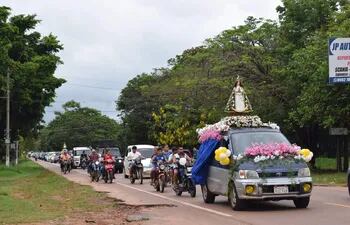Caravana encabezada por una carroza con la imagen de la Inmaculada Concepción de María en Carapeguá.