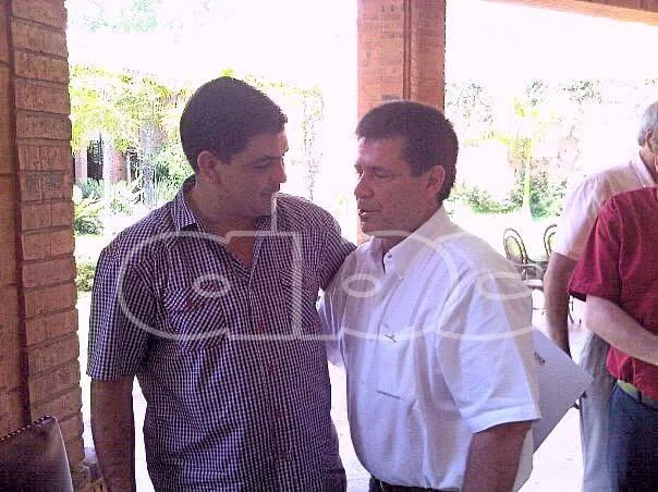 Claudecir Da Silveira Savino, alias "Mano", aparece abrazando al expresidente Horacio Manuel Cartes Jara.