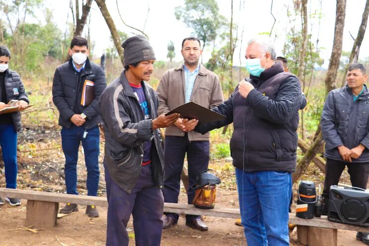 Momento de la entrega de los documentos por parte del encargado de la Seguridad Alimentaria de la Pastoral Social de la Diócesis, Ruben Irala, al cacique de la comunidad Indígena Amambay, Elvio Benítez.