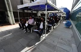 Ciudadanos ecuatorianos esperan para realizar pruebas PCR para la detección de la Covid-19, en las instalaciones de la Prefectura de Pichincha, en Quito (Ecuador).
