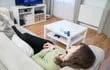 La medida en que el televisor encendido al dormirse afecta a la calidad del sueño varía de una persona a otra.