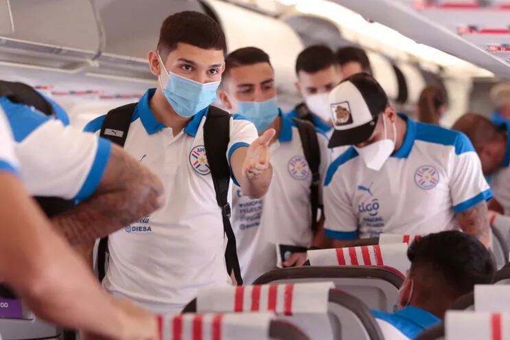 Julio Enciso (i) en el viaje de la selección paraguaya a Belo Horizonte para medir a Brasil por la ronda 16 de las Eliminatorias Sudamericanas Qatar 2022.