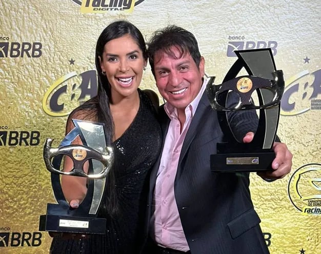 Con una expresión emotiva, Óscar Santos y Mirna Pereira exhiben sus trofeos.