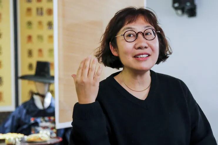 Ha Su-Jin, guionista de telenovelas coreanas conocidas como K-Dramas, asegura en una entrevista con EFE que 'no tiene ni idea' de por qué los espectadores europeos y latinos 'adoran' sus cuentos de amores imposibles que ocurrieron hace cientos de años en Corea del Sur, como sucede en 'Los casamenteros'.