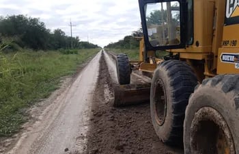 Tractor de una empresa privada repara un tramo del camino que une F. Olimpo con Toro Pampa.