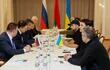 Las delegaciones de Rusia y Ucrania durante la primera conversación, ayer lunes 28 de febrero.