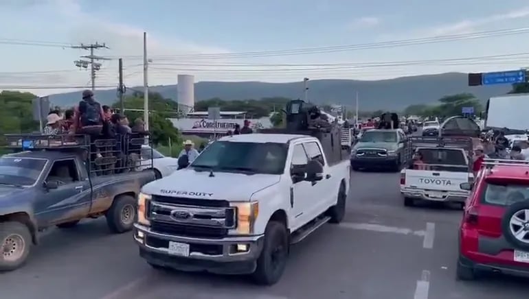 Convoy de narcos del Cártel de Sinaloa fueron aplaudidos y ovacionados en una localidad del estado de Chiapas, México.