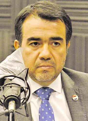 Óscar Llamosas, ministro.