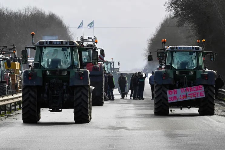 Un centenar de agricultores se concentran frente a la Eurocámara en Bruselas.