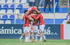 Los jugadores del Deportivo Santaní festejan un gol en la victoria sobre el 12 de Octubre de Itauguá por la ronda 9 de la División Intermedia.
