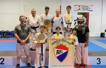 Los integrantes del dojo de karate del Asuncion Tenis Club (ATC) con sus trofeos en la SND.
