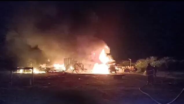 Dos fallecidos tras explosión de camiones de contrabando de combustible en Alberdi