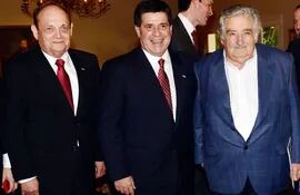 el-embajador-paraguayo-en-uruguay-luis-enrique-chase-plate-el-presidente-de-la-republica-horacio-cartes-y-el-presidente-de-uruguay-jose-mujica--212357000000-1110148.jpg