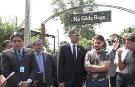El procurador general de la República, Marco Aurelio González (centro),  junto con  pobladores de  “Los Jardines de Remansito”, cuando visitó la zona  de viviendas de los ocupantes vip.