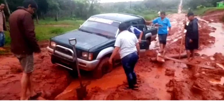 Un grupo de vecinos de la colonia Estrellita de San Vicente Pancholo procuran liberar una camioneta que quedó estancada en un profundo charco.