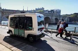 el-minibus-electrico-recorre-una-de-las-calles-de-paris-junto-al-rio-sena-afp-221732000000-1505311.jpg