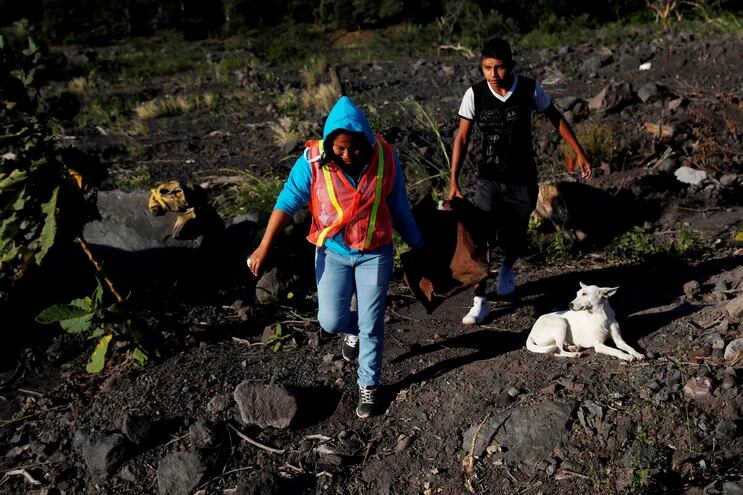 Voluntarios trabajan en la remoción de escombros en San Miguel de los Lotes, cerca del Volcán de Fuego, en Guatemala.