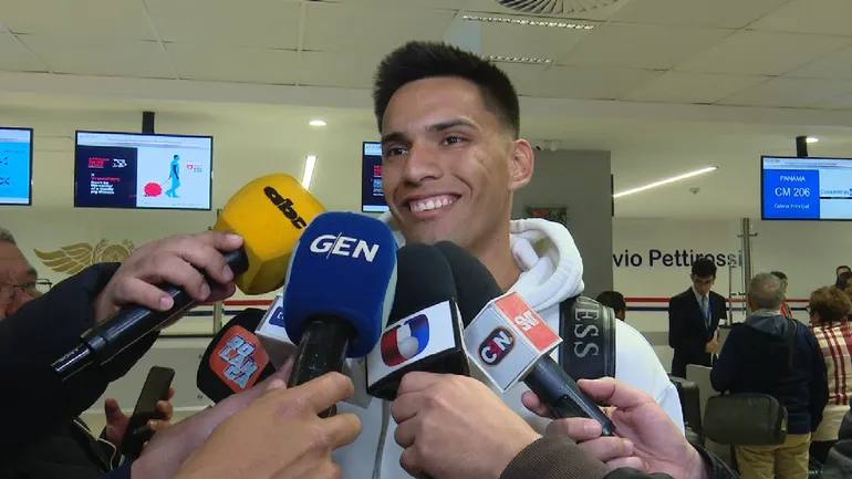El paraguayo Diego Gómez conversa con los medios antes de viajar a Estados Unidos para firmar con el Inter Miami de la Major League Soccer.