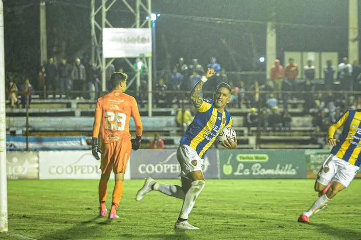 Lucas Barrios (13/11/84) festeja su primer gol convertido en el Sportivo Luqueño.