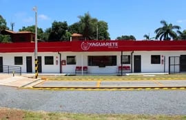Acceso a la planta de Yaguarete Reciclaje recientemente remodelada, en una apuesta por mejorar el trabajo de la empresa.