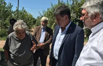 Visita de Efraín Alegre y Fernando Lugo a José Mujica en Uruguay durante la campaña del 2018.