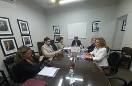 La abogada Cecilia Pérez y los diputados Mauricio Espínola, Roberto González, Jorge Ávalos M. y Rocío Vallejo reunidos ayer.