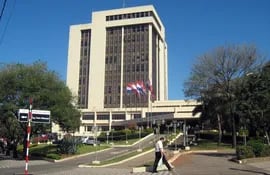 Fachada frontal de la sede central de la Municipalidad de Asunción.