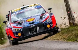El piloto estonio de Hyundai, Ott Tänak, pasó a liderar ayer el Rally Ypres, en Bélgica.