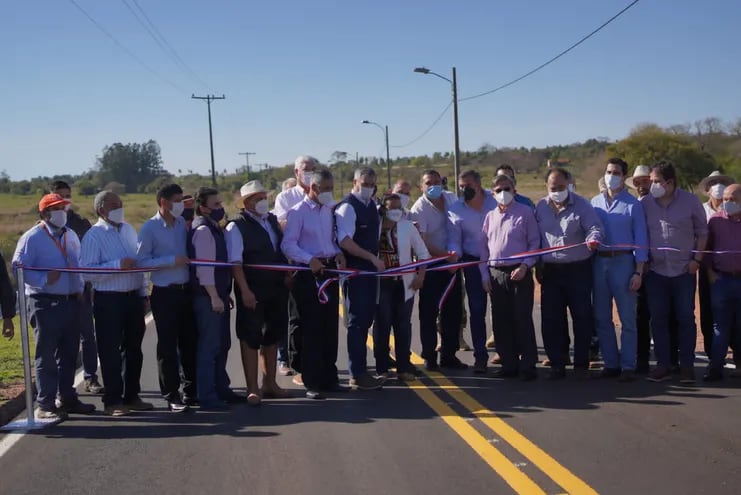 El presidente de la República, Mario Abdo Benítez (c), inauguró el asfaltado que une la compañía Santa Rita, distrito de San Ignacio, con la localidad de Yabebyry.