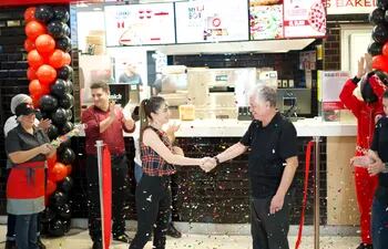 La empresa South Food S.A,, presidida por Carlos Jorge Biedermann, abrió un local de Pizza Hut en Shopping Multiplaza.