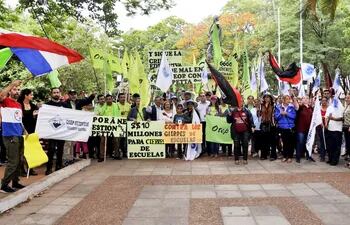 Un número reducido de manifestantes se concentró en Asunción. Representantes de gremios de docentes, estudiantes y funcionarios administrativos del MEC señalaron que seguirán movilizados hasta que el Gobierno cumpla con sus promesas.