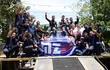 El piloto paraguayo Fabrizio Zaldívar, a bordo del Hyundai i20 N Rally 2, celebra la conquista del título de campeón del Campeonato Nacional de Rally.