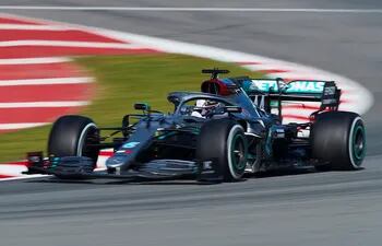 El piloto británico Hamilton durante la segunda jornada de entrenamientos oficiales de pretemporada.