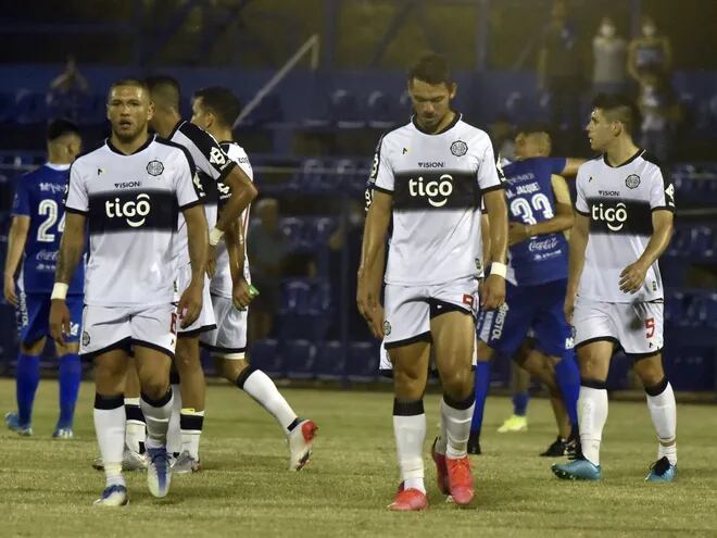 Los jugadores de Olimpia dejando el campo de juego del Luis Alfonso Giagni después de la derrota 1-0 contra Sol de América.